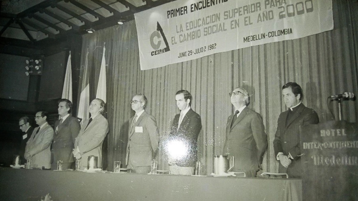 Mesa principal del I Encuentro Latinoamericano sobre Educación Superior para el Cambio Social en el año 2000, organizado por CEIPA
