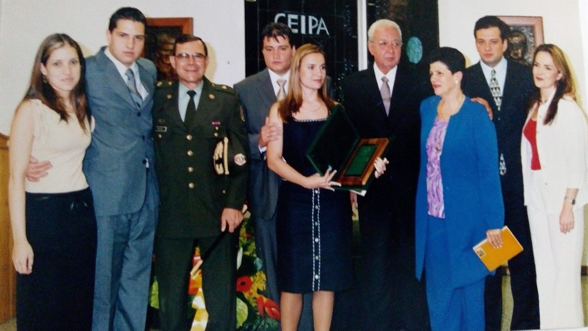 Fotografía familiar durante el lanzamiento del libro "Caminando caminos" de Antonio Mazo Mejía, rector CEIPA