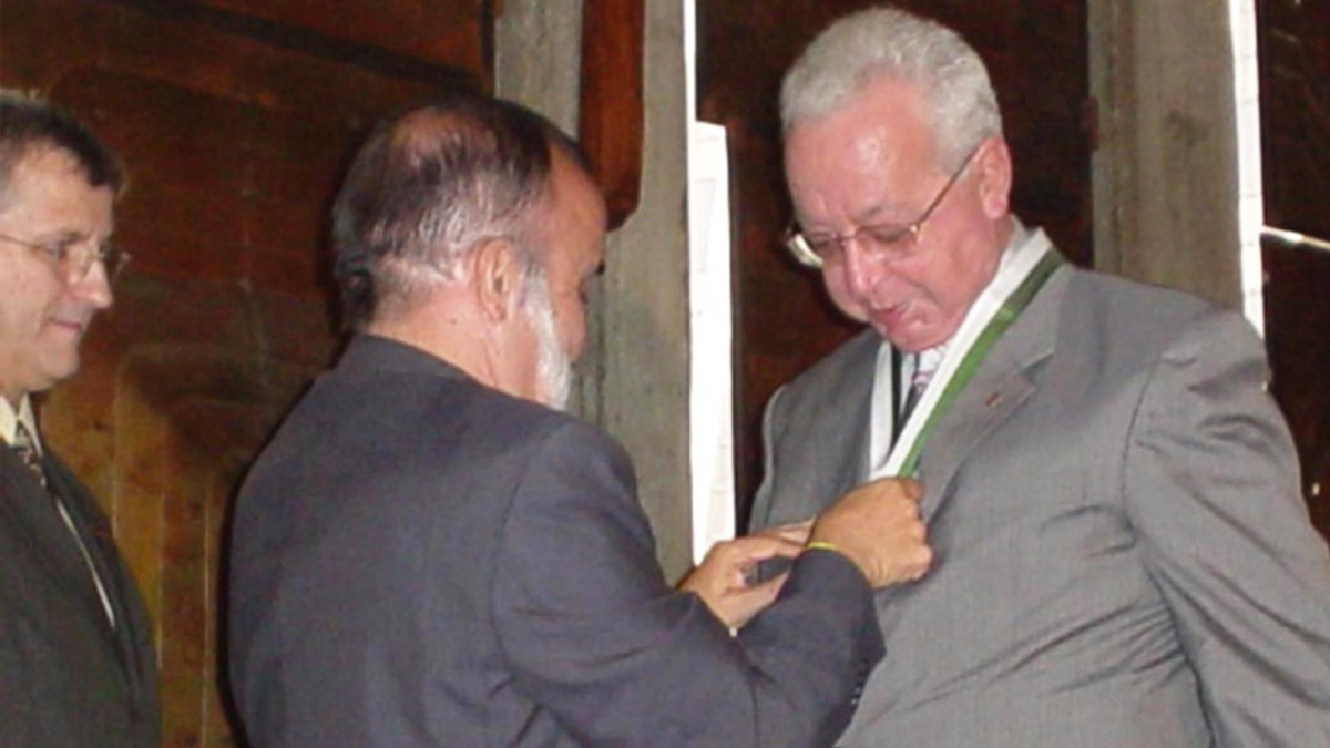 Imposición de la Orden al Mérito Cívico y Empresarial 'Mariscal Jorge Robledo' (Grado Oro) a Antonio Mazo Mejía, por sus 50 años de servicio a la educación